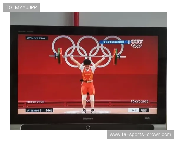 侯志慧赛前吃香蕉被拍，网友：这姐举重完顺手能拎走我一个月工资