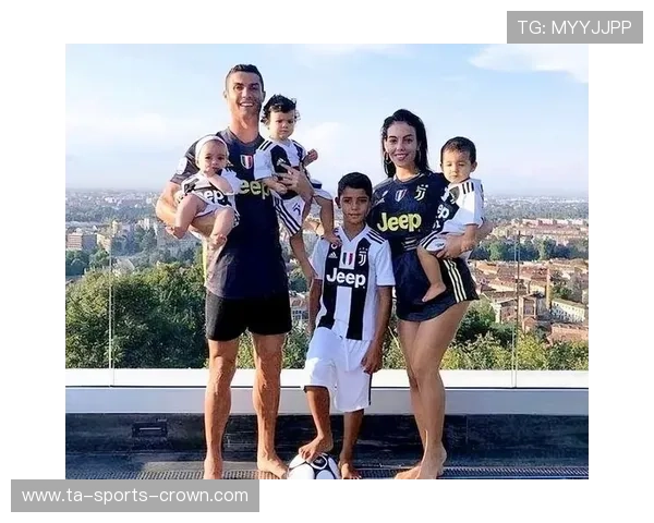 C罗豪宅里居然摆着这么多金球，感觉隔壁邻居都得羡慕哭了