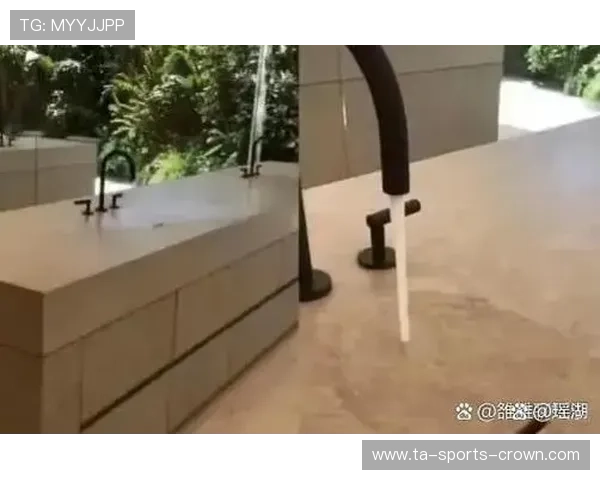 特雷·杨场下喝的水都带金箔？