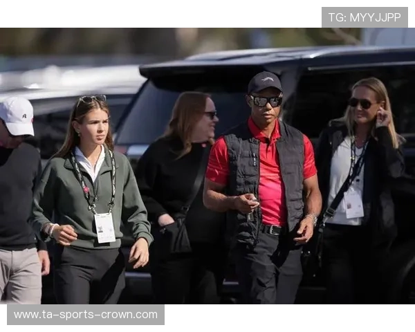 泰格伍兹穿得比明星还时髦，打完球直接去开豪车派对？