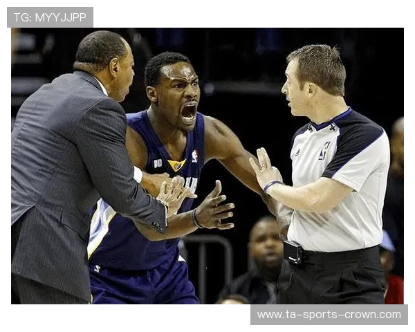 压人犯规判罚细节拆解：裁判如何界定身体接触违规？