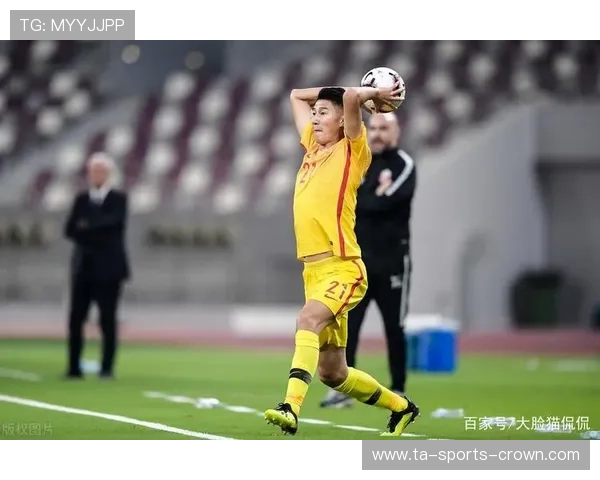 掷界外球判罚规则：手臂位置与双脚触地的关键条件