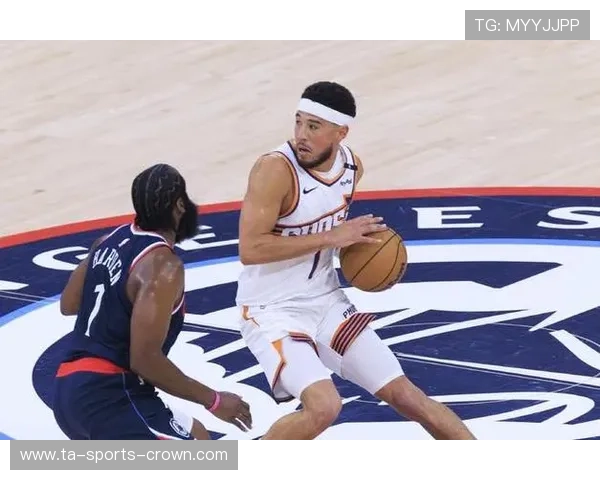 德文·布克关键时刻单打效率提升 拉开与哈登得分差距